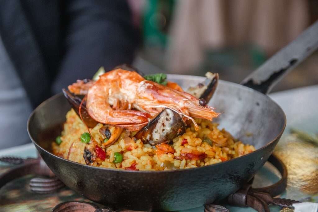 découvrez notre sélection de vins parfaits pour accompagner votre paella, des blancs légers aux rosés fruités, pour sublimer chaque bouchée de ce plat traditionnel espagnol.