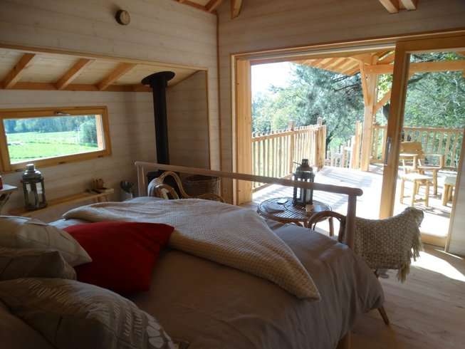 découvrez nos cabanes dans les arbres en normandie avec jacuzzi privatif pour un séjour unique alliant nature et détente.