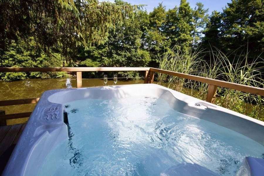 découvrez notre cabane dans les arbres en normandie avec jacuzzi, pour un séjour unique alliant nature et détente.