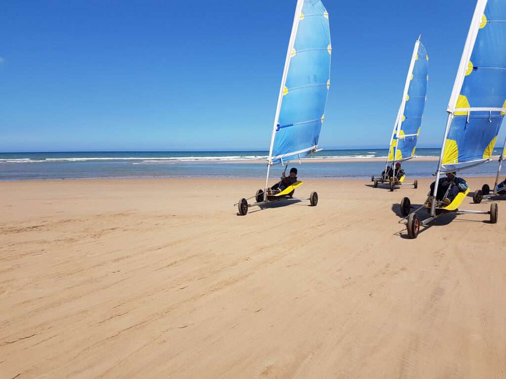 découvrez les sensations uniques du char à voile en normandie, une activité sportive et ludique accessible à tous, idéale pour profiter du vent et des vastes plages normandes.