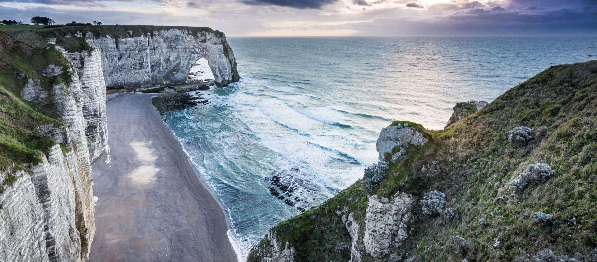 découvrez les meilleurs spots de surf en normandie adaptés aux débutants et aux surfeurs souhaitant progresser, avec conseils et guides pour profiter pleinement des vagues.