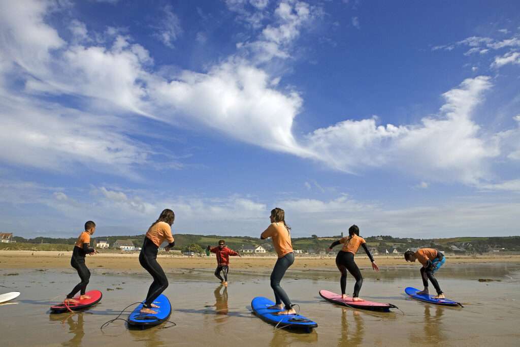 découvrez les meilleurs spots de surf en normandie adaptés aux débutants et aux surfeurs souhaitant progresser. guide complet pour pratiquer en toute sécurité et profiter des vagues normandes.
