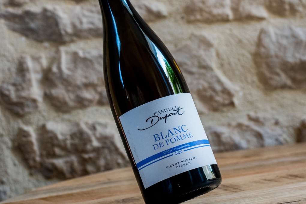découvrez les spécificités du pommeau de normandie, une boisson traditionnelle alliant cidre et calvados, aux saveurs uniques et authentiques.