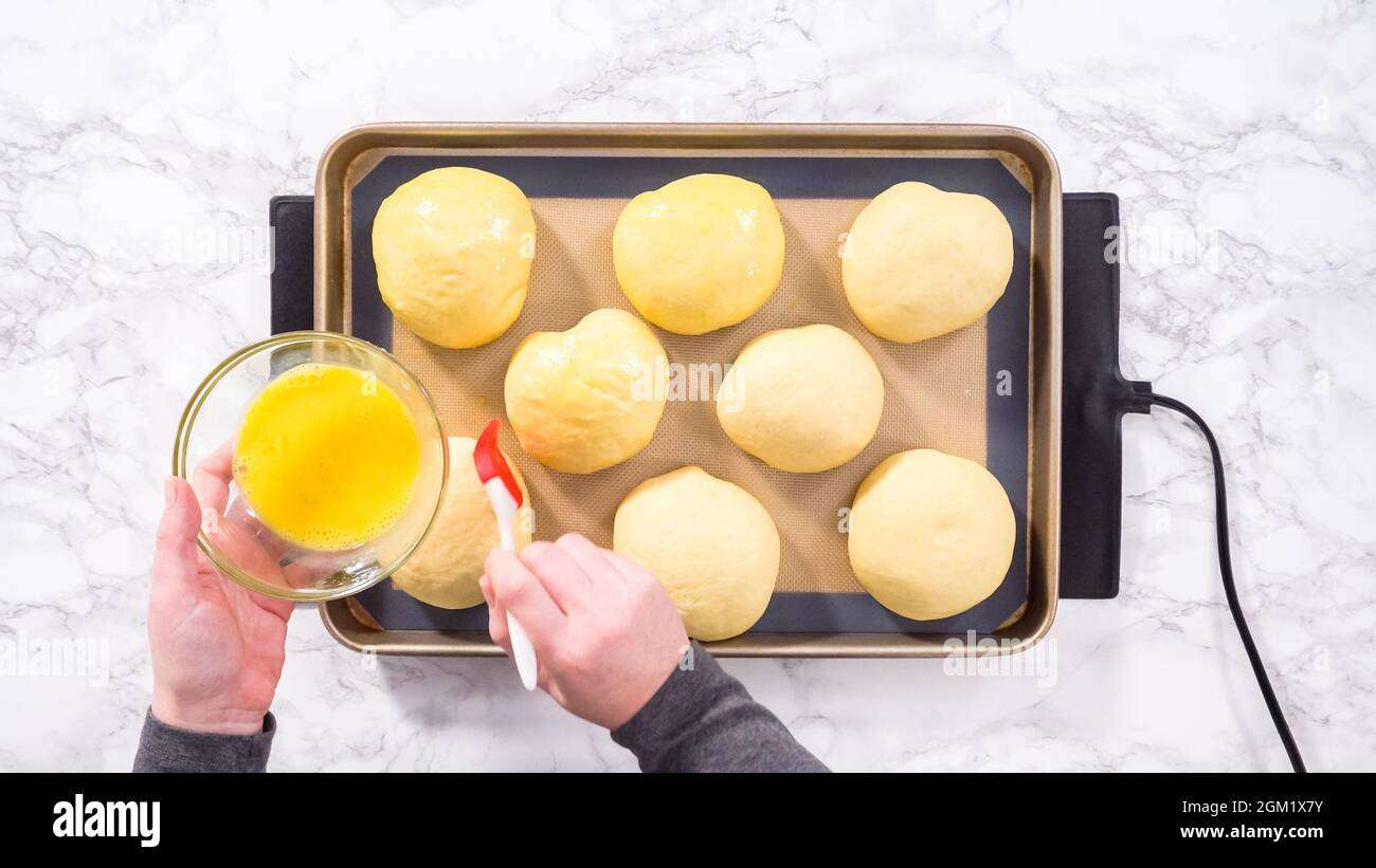 découvrez comment réussir la montée de votre pâte à brioche pour une texture légère et aérienne. conseils et astuces pour une brioche parfaitement levée.