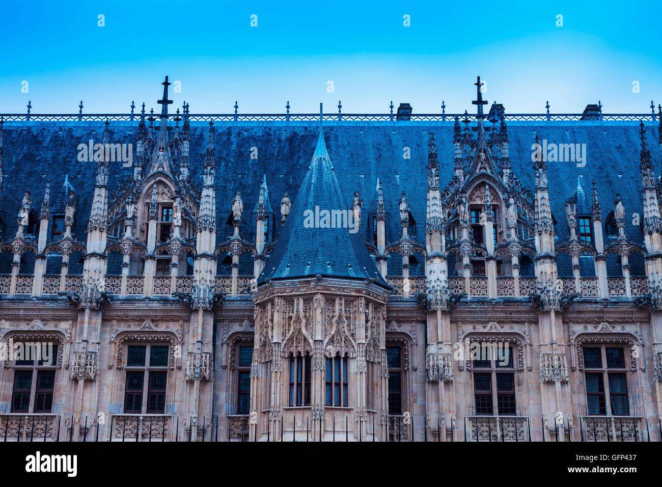 découvrez le parlement de normandie, centre politique et historique clé de la région, dédié à la gouvernance et au développement local.