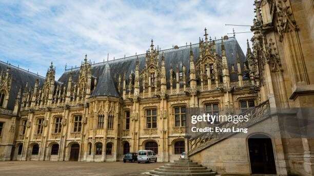 découvrez le parlement de normandie, centre historique et politique de la région, symbole de son patrimoine culturel et de son influence administrative.
