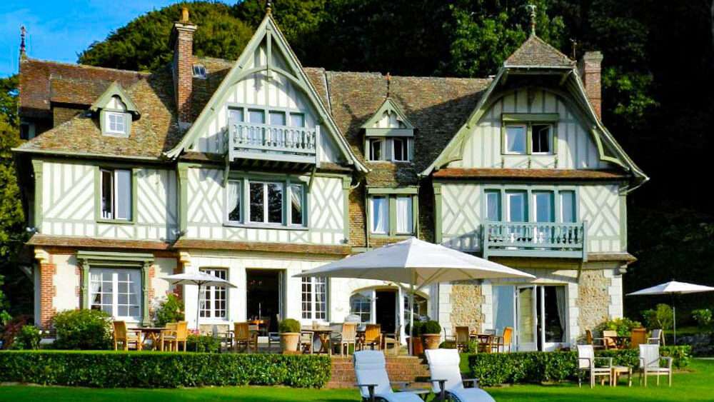 découvrez notre charmant hôtel en normandie, idéal pour un séjour confortable alliant authenticité et détente au cœur de paysages pittoresques.