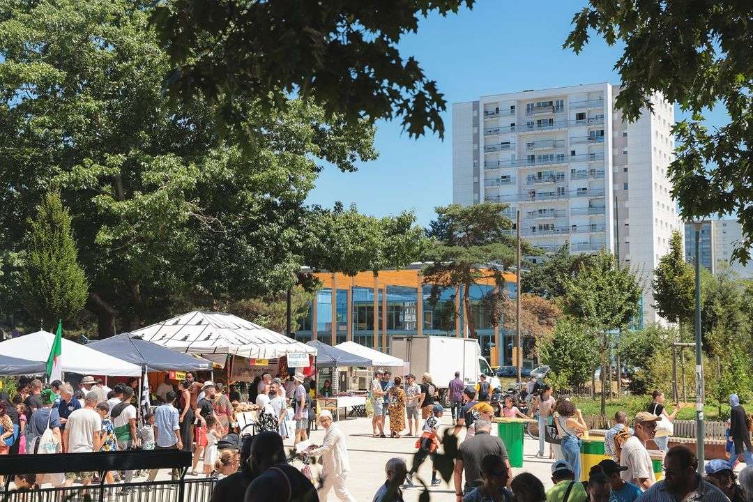 découvrez jean normand square à rennes, un espace urbain agréable pour se détendre et profiter de la vie locale au cœur de la ville.