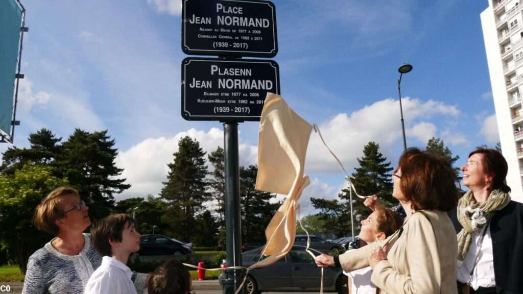 découvrez jean normand square à rennes, un espace urbain moderne offrant un cadre agréable pour vos promenades et moments de détente au cœur de la ville.