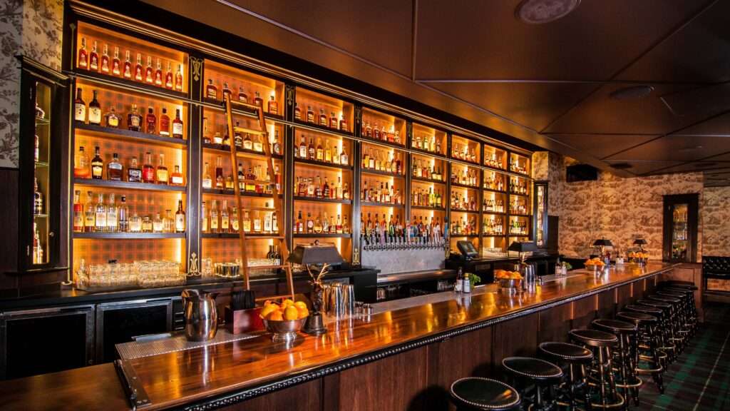 découvrez notre whisky bar, un lieu chaleureux pour déguster une sélection exceptionnelle de whiskys du monde entier dans une ambiance conviviale.
