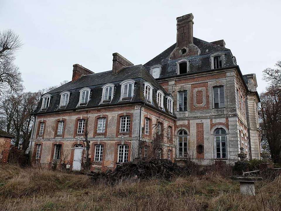 découvrez ce château abandonné à vendre en normandie, une opportunité unique pour les amateurs de patrimoine et de rénovation.