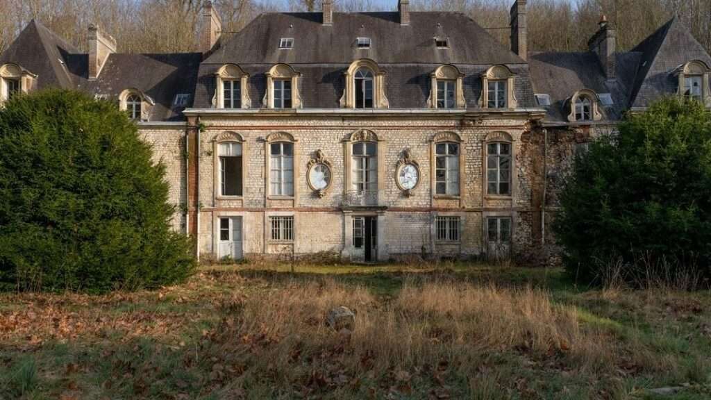 découvrez ce château abandonné à vendre en normandie, une opportunité unique pour les passionnés d'histoire et de patrimoine, offrant un cadre authentique et un fort potentiel de rénovation.