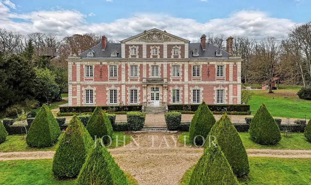 découvrez ce château à vendre en normandie, une propriété historique d'exception offrant charme, authenticité et un cadre idyllique pour les amateurs de patrimoine.
