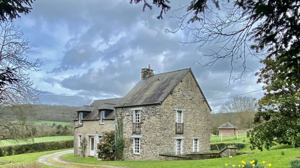 découvrez notre hébergement de groupe en normandie, idéal pour vos séjours en famille, entre amis ou en entreprise. confort, espace et convivialité pour un séjour mémorable.