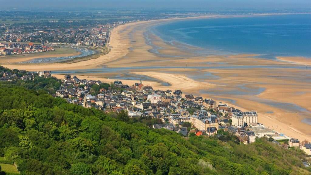 découvrez houlgate, charmante station balnéaire normande offrant plages de sable fin, architecture pittoresque et activités pour toute la famille.
