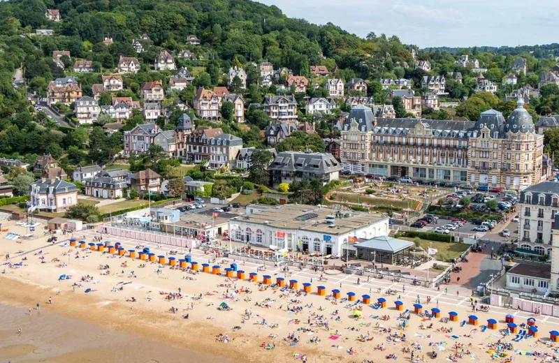découvrez houlgate, charmante station balnéaire normande réputée pour ses plages de sable fin, son architecture élégante et son ambiance conviviale idéale pour des vacances en famille ou entre amis.