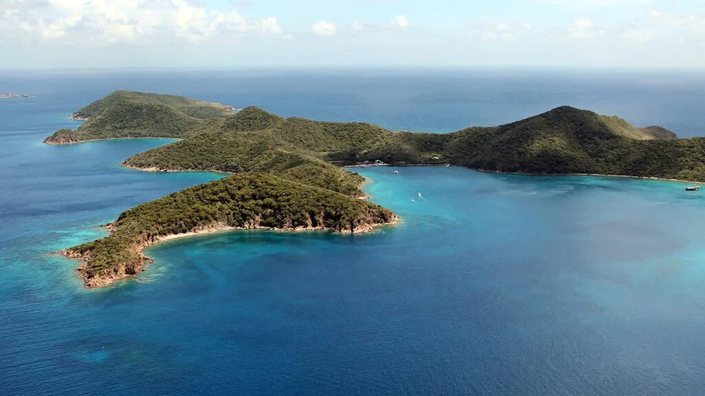 découvrez norman island, une destination idyllique des caraïbes connue pour ses plages de sable fin, ses eaux cristallines et ses sites de plongée exceptionnels.