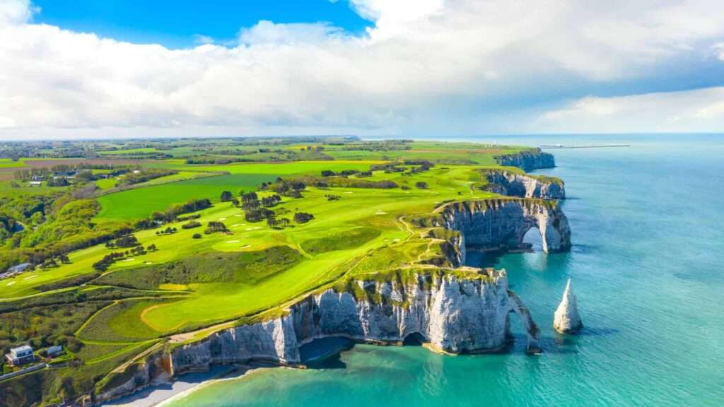 découvrez la normandie, une région riche en histoire, paysages magnifiques, et culture unique. explorez ses plages du débarquement, ses charmants villages, et sa délicieuse gastronomie.