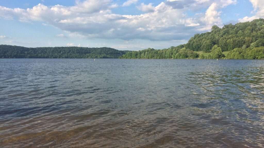 découvrez normandy lake, un lieu paisible offrant des paysages magnifiques et des activités nautiques variées pour toute la famille.