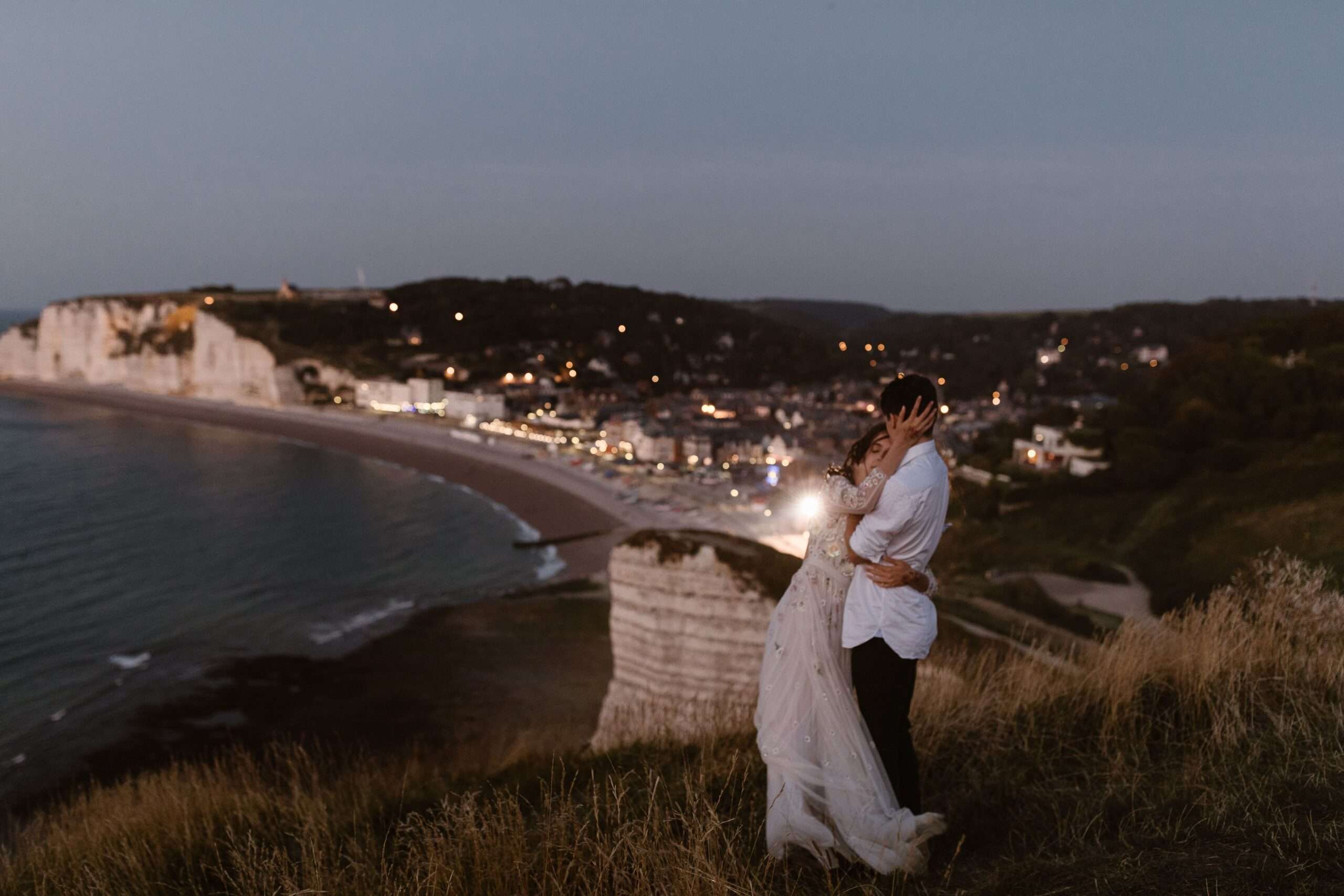 photographe de mariage en normandie, spécialisé dans la capture des moments précieux de votre grand jour avec élégance et authenticité.