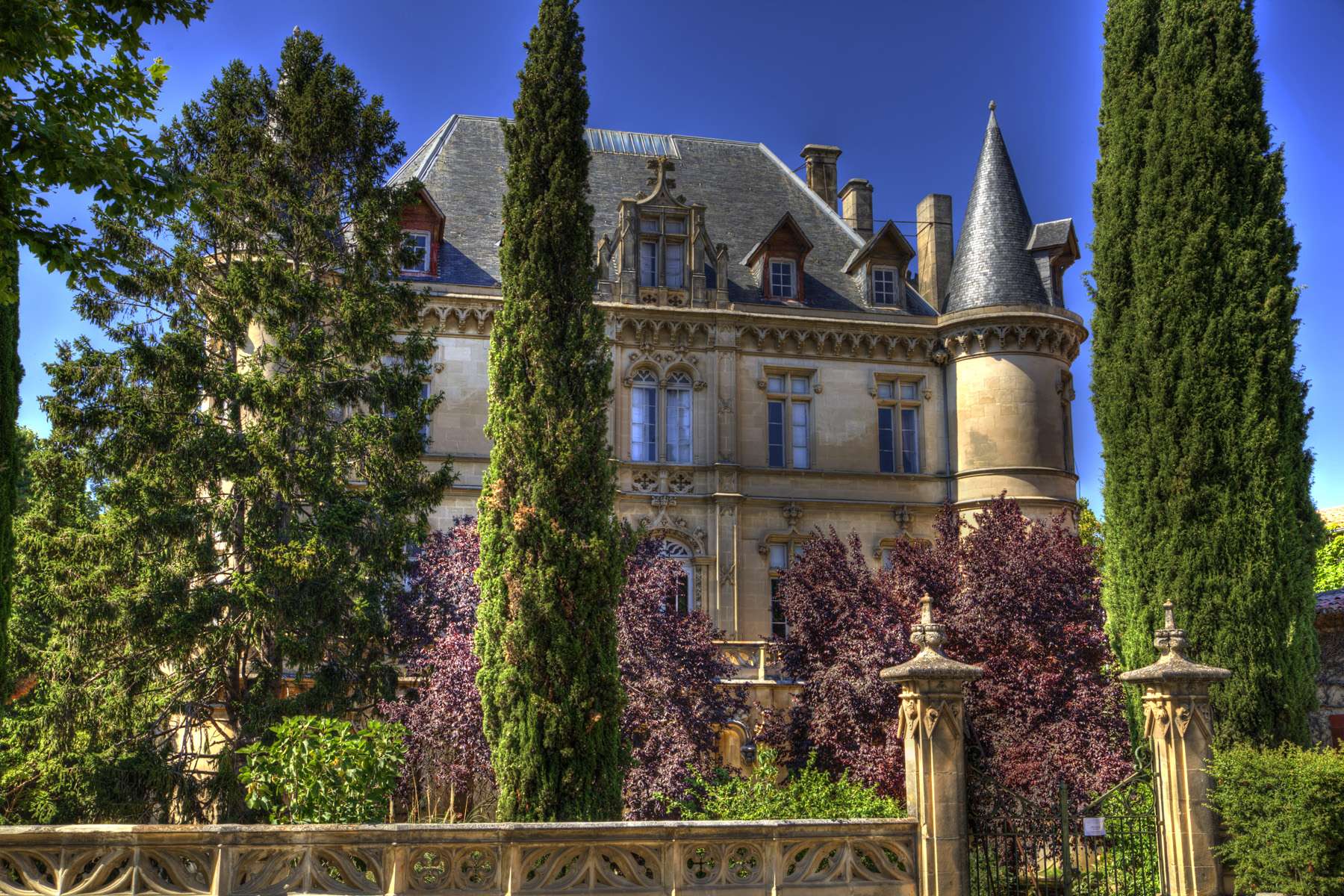 découvrez charleval, une charmante commune offrant un cadre de vie paisible, riche en patrimoine et en nature, idéale pour les visites et l'installation.